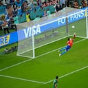 El arquero mexicano Guillermo Ochoa intenta detener el balón pateado por el argentino Alejandro Gómez cuando anota el segundo gol de su equipo durante el partido de fútbol del grupo C de la Copa Mundial entre Argentina y México, en el Estadio Lusail en Lusail, Qatar, el sábado 26 de noviembre de 2022