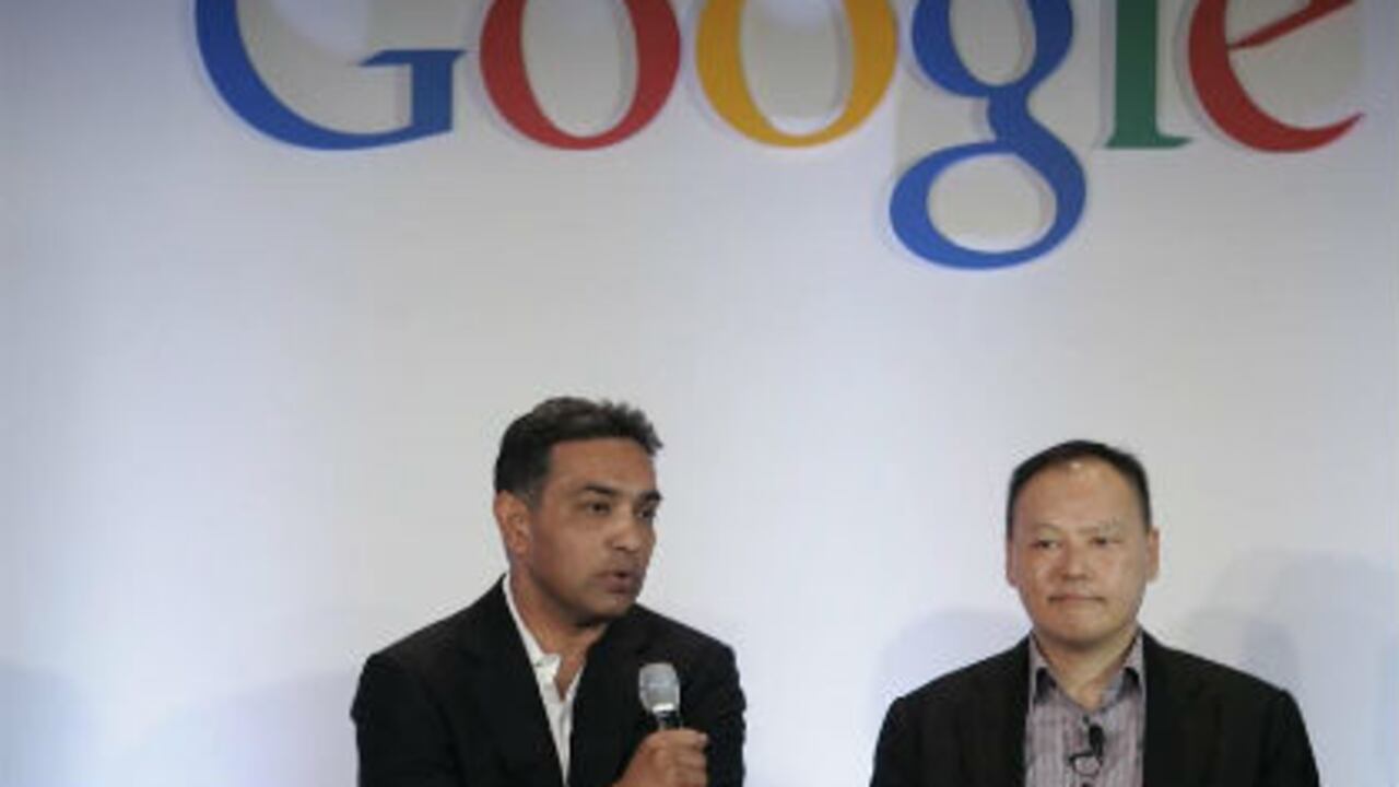 Foto de archivo del 05 de enero de 2010 que muestra al consejero delegado de Motorola Sanjay Jha (i) y al consejero delegado de HTC, Peter Chou (d), durante una rueda de prensa en la sede de Google en Mountain View, California (EE.UU.)