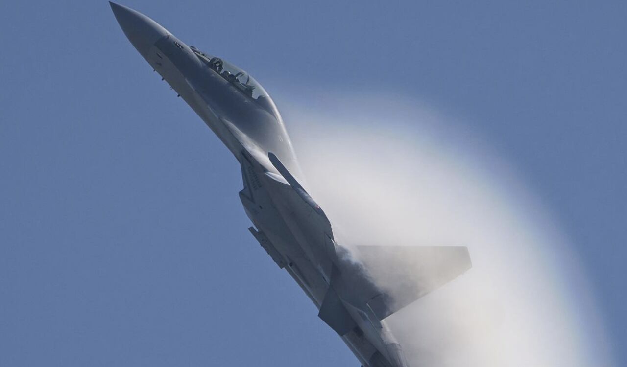 El J-16 de fabricación china, pasó muy cerca del avión estaadounidense