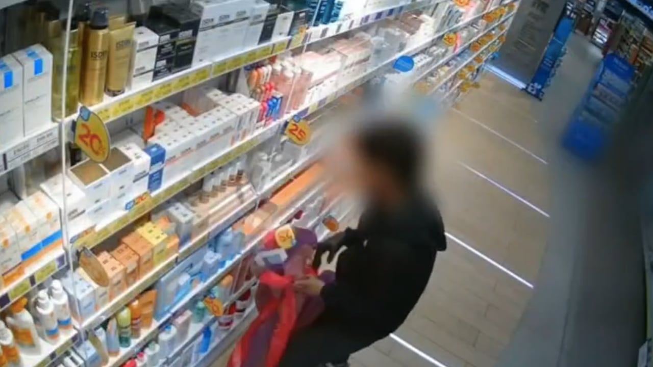 Uno de los momentos del robo en la droguería de Suba, en Bogotá.