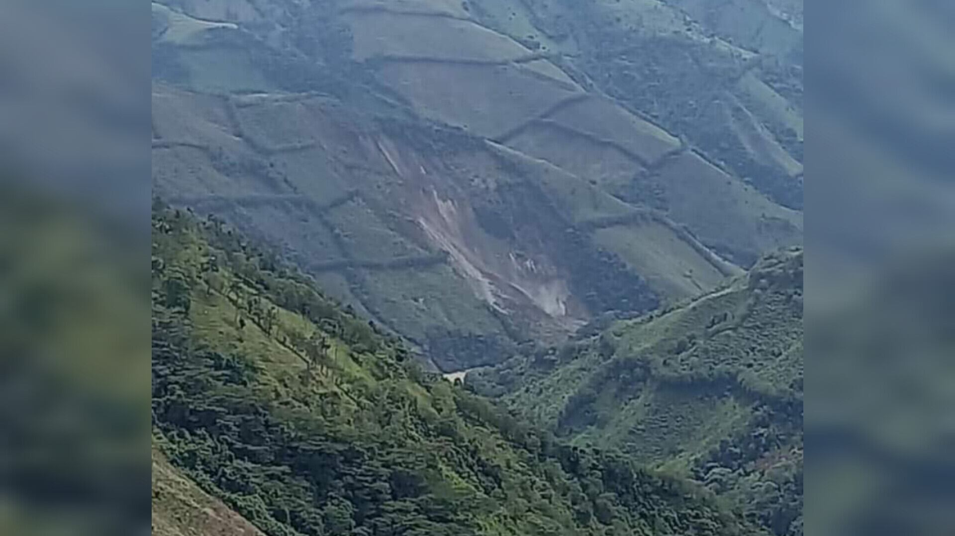 Movimiento en masa sobre río Pozo en La Merced, Caldas, podría afectar a comunidad; autoridades ordenarían evacuación en la zona.