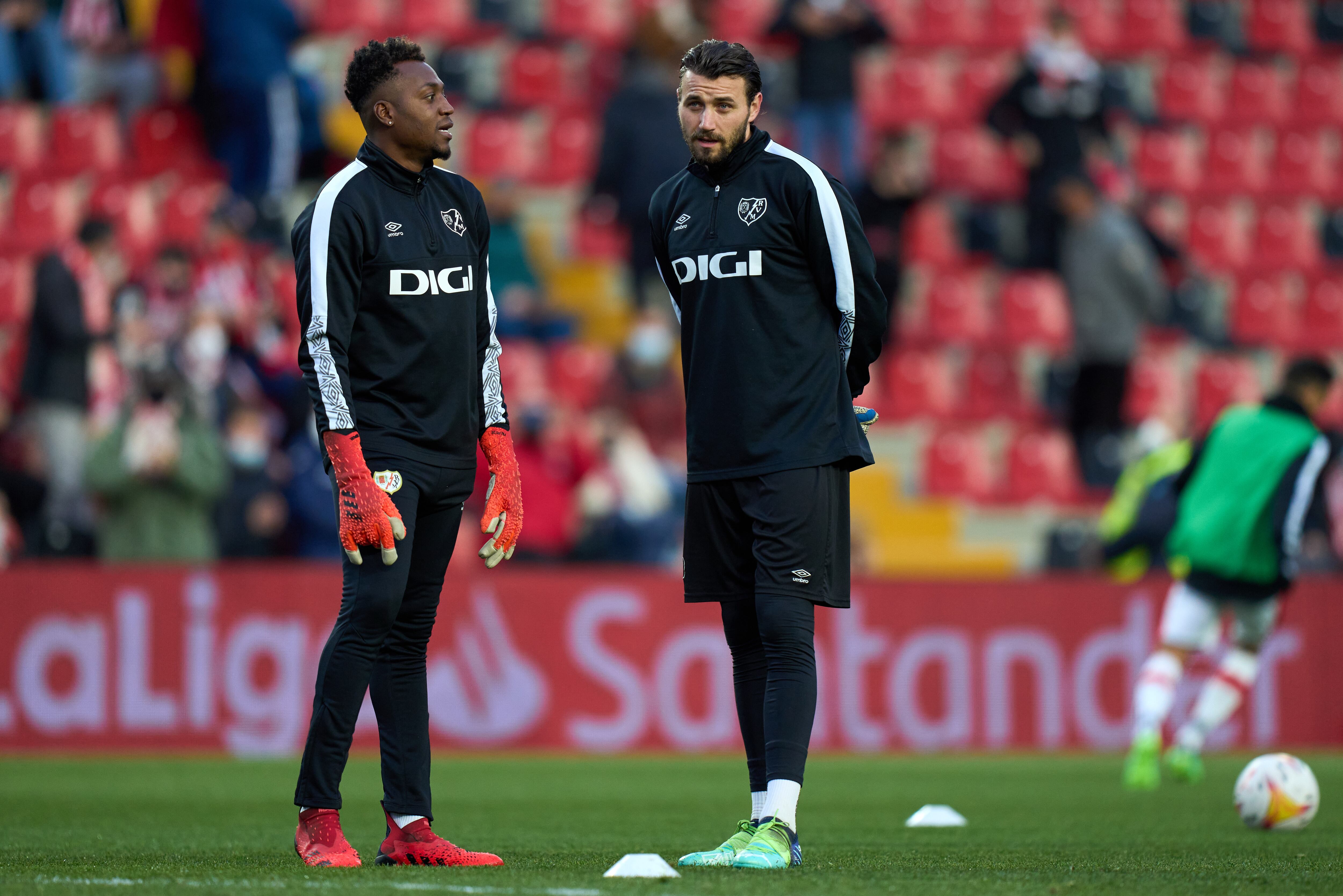 Iván Arboleda, junto a Stole Dimitrievski, cuando ambos eran porteros del Rayo Vallecano de España.