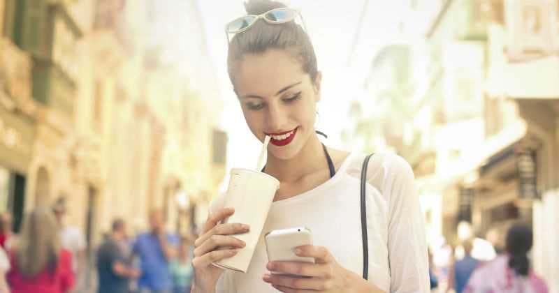 Los refrescos, el jugo, el té helado y otras bebidas dulces tienen mucha azúcar y no le aportan nutrientes a su organismo.