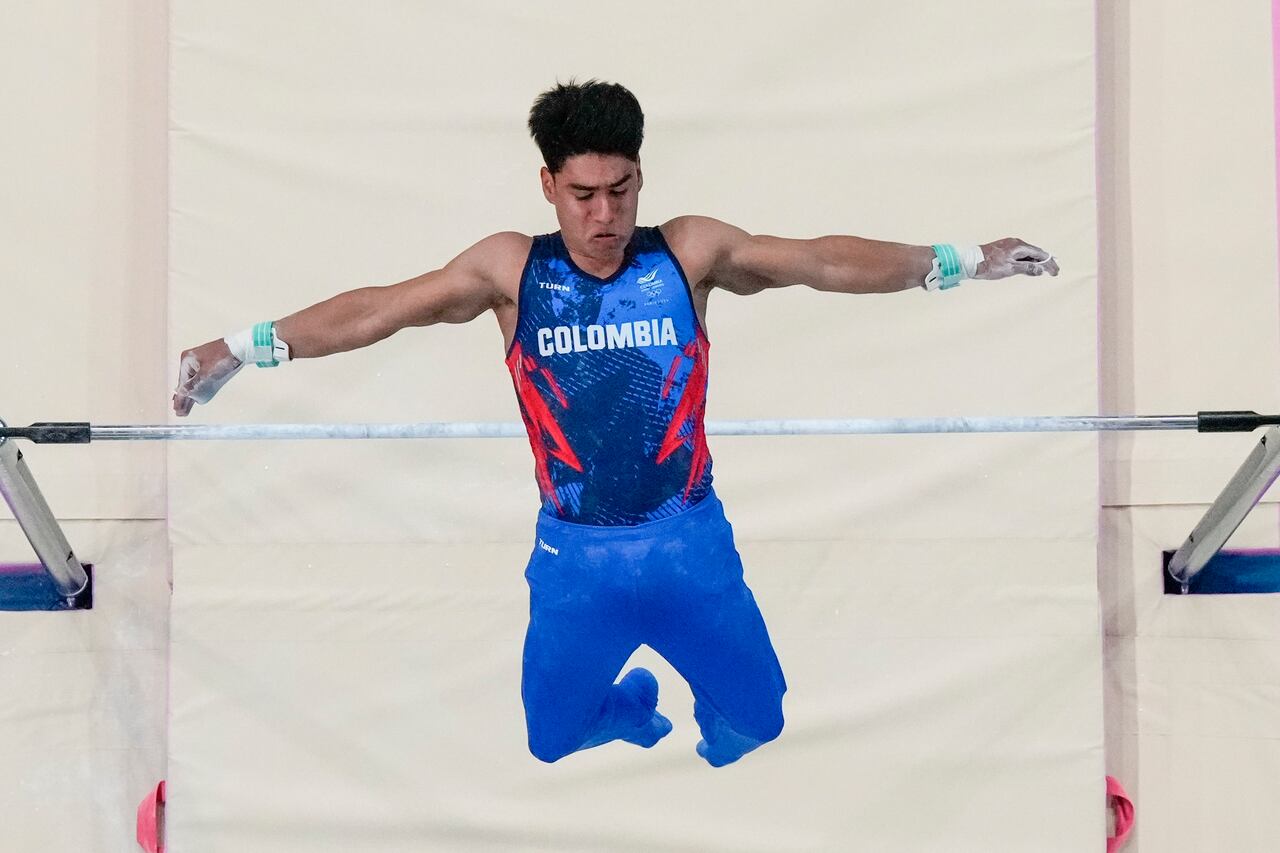 Angel Barajas, de Colombia, actúa en la barra horizontal durante las finales de barra horizontal individual de gimnasia artística masculina en Bercy Arena en los Juegos Olímpicos de Verano de 2024, el lunes 5 de agosto de 2024, en París, Francia. (Foto AP/Morry Gash)