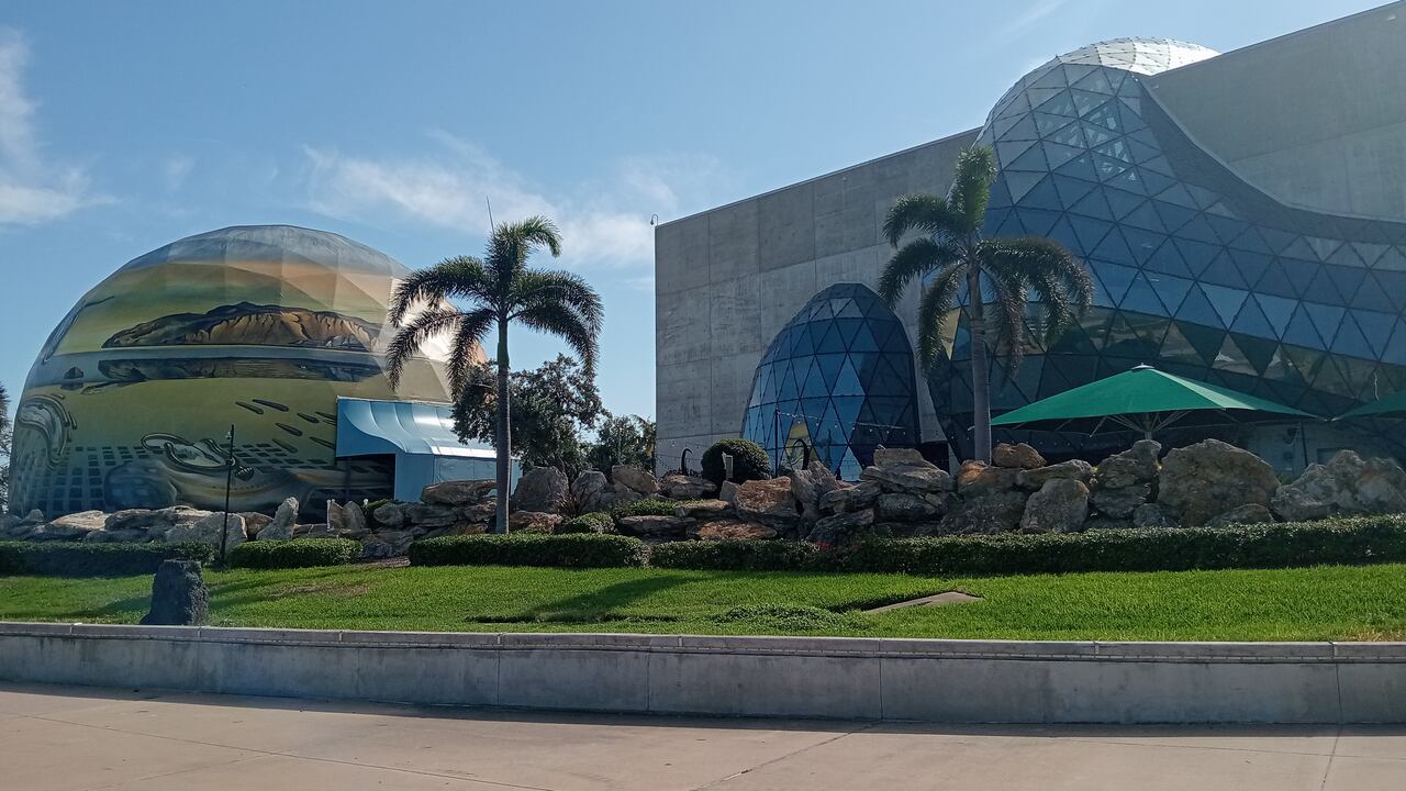 El Museo Dalí en Florida, Estados Unidos, fue diseñado por el arquitecto Yann Weymouth , quien también diseñó la pirámide de cristal del Louvre y la Galería Nacional de Arte en Washington, DC.
