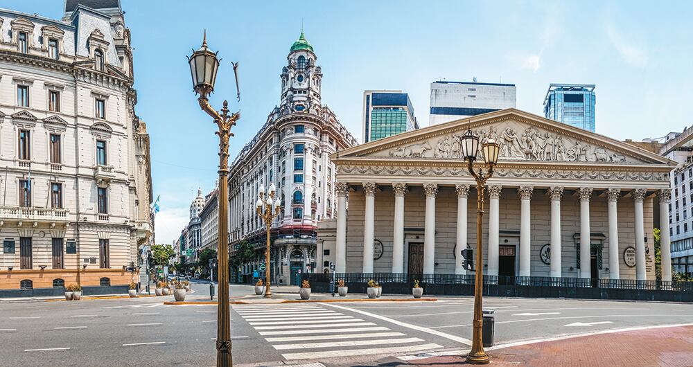 Las diagonales por donde miles llegan para un rito en la prosa de Cortázar, vistas desde la Plaza de Mayo.
