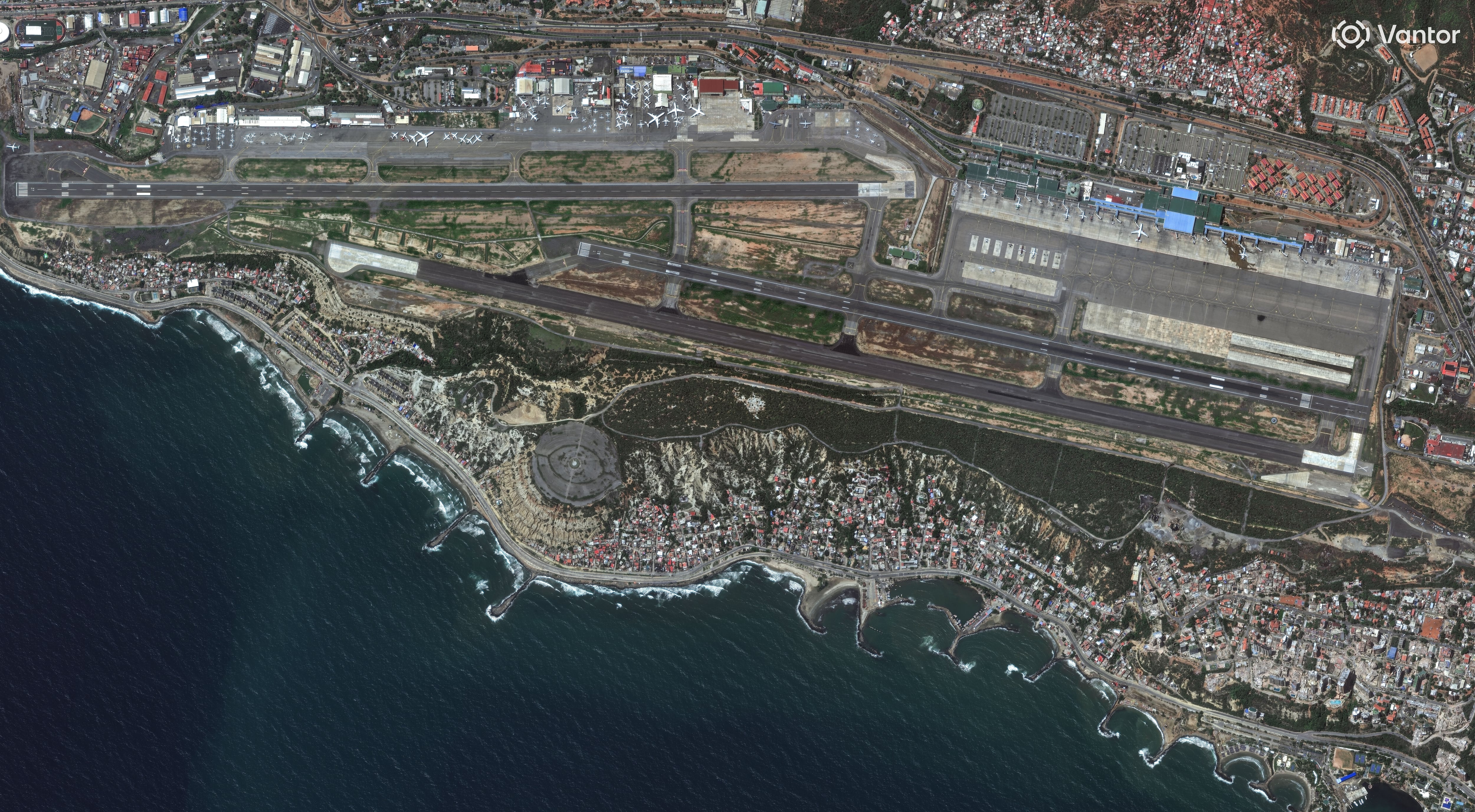 Una imagen satelital de Vantor muestra grietas en la pista 28L del Aeropuerto Internacional Simón Bolívar, así como daños extensos en edificios residenciales costeros y labores de recuperación en La Guaira
