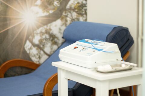 La oxivenación consiste en aplicar de manera intravenosa oxígeno puro a una presión y velocidad controladas.