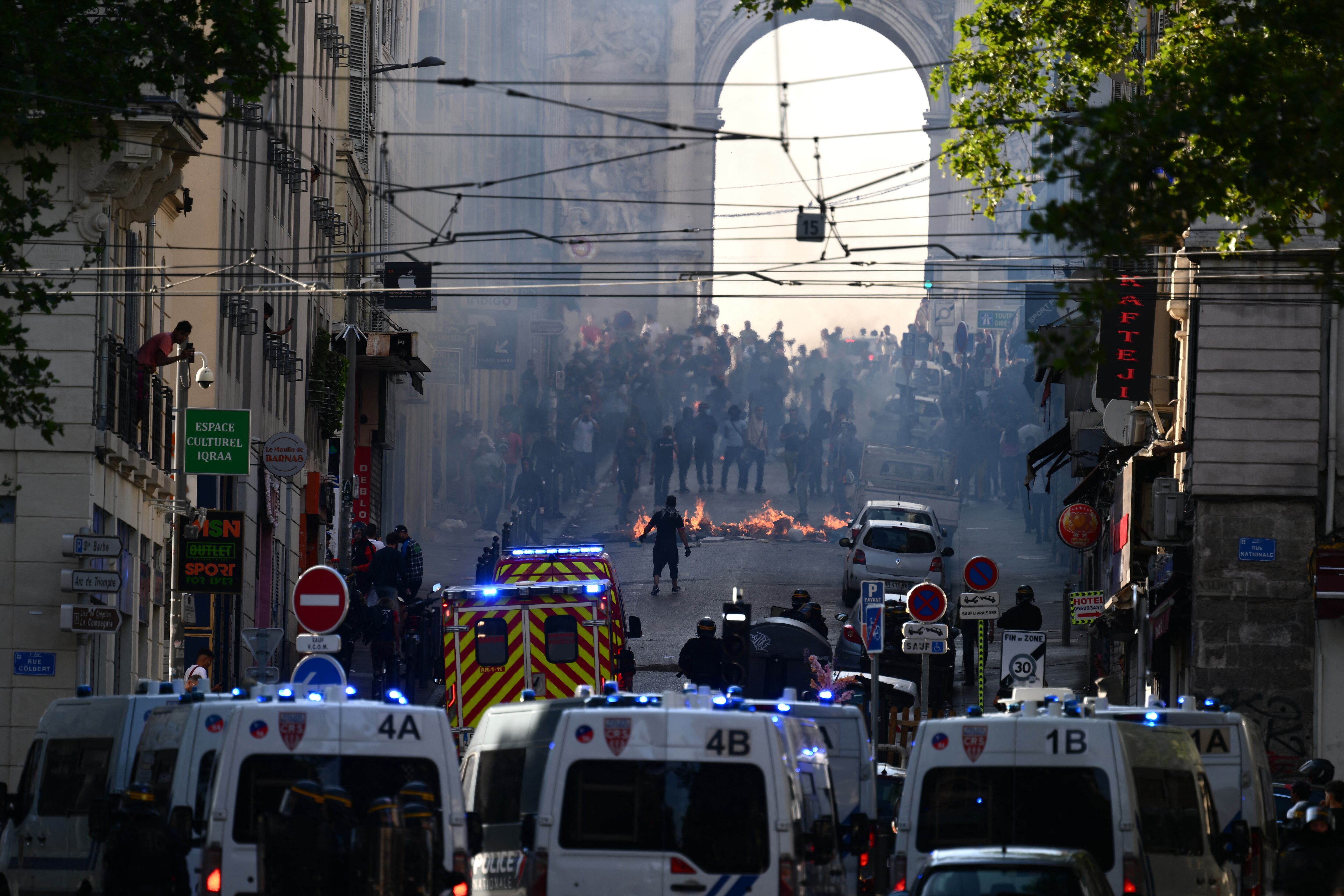 Fuertes choques se dieron entre la policía y los manifestantes en Marsella este viernes. Foto: AFP.