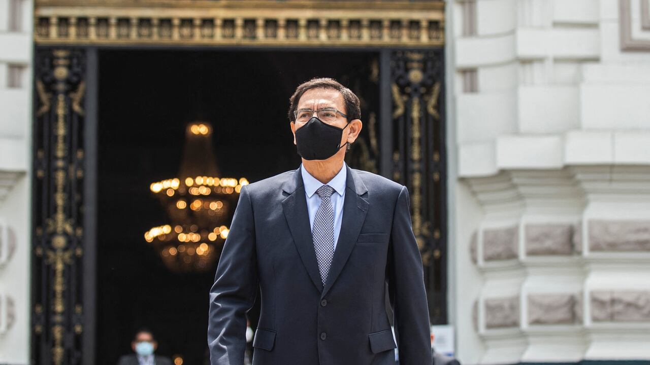 Martín Vizcarra saliendo del Congreso. (Photo by Ernesto BENAVIDES / AFP)