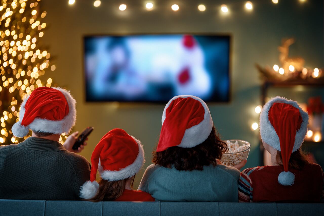 Las películas navideñas son ideales para disfrutar en familia.