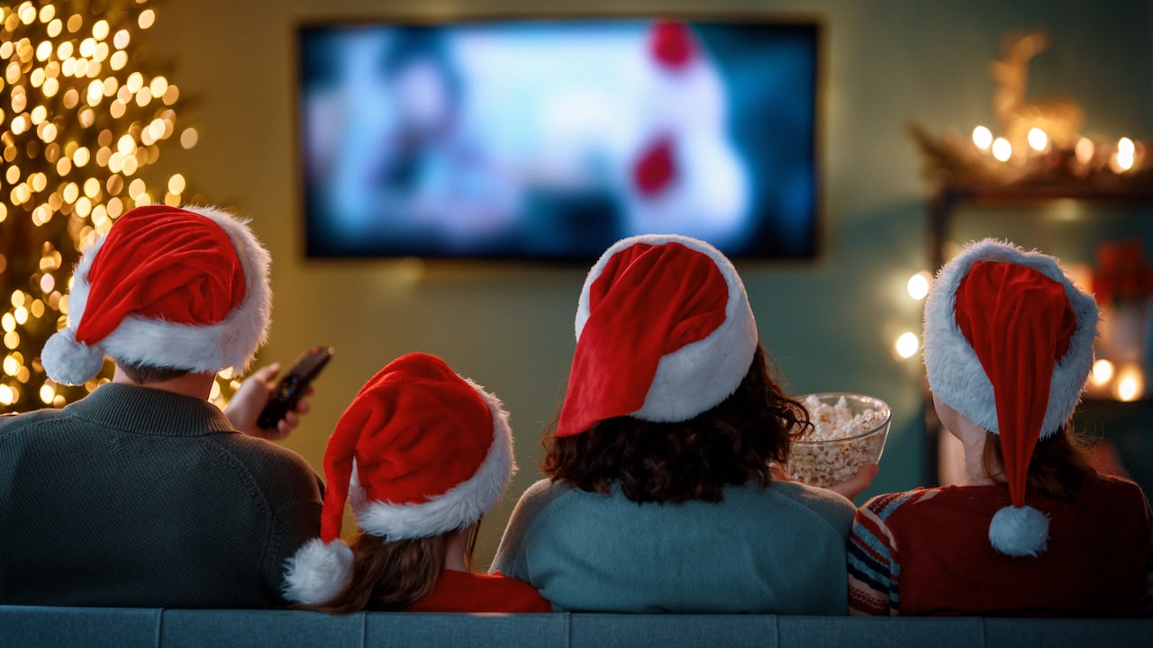 Las películas navideñas son ideales para disfrutar en familia.