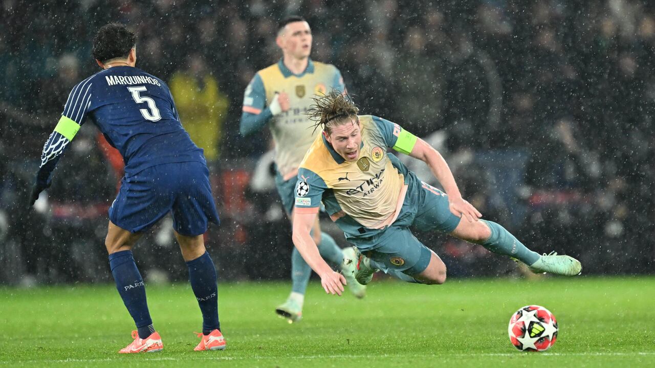 Imagen de la caída del Manchester City, ante el PSG, este miércoles 22 de enero.