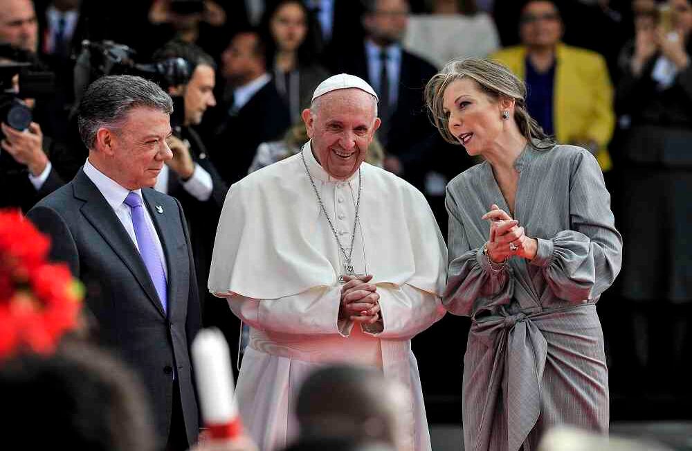 El presidente de la república Juan Manuel Santos conversa con el papa Francisco junto con su esposa, Maria Clemencia Rodríguez. Foto: Carlos Julio Martínez.