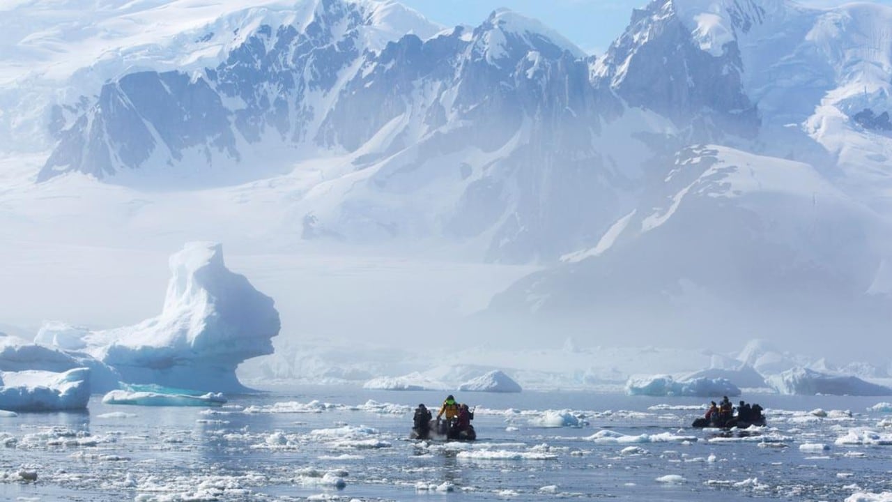 Bote inflable de una expedición navega entre el hielo antártico, un paisaje moldeado por procesos geológicos de hace millones de años.