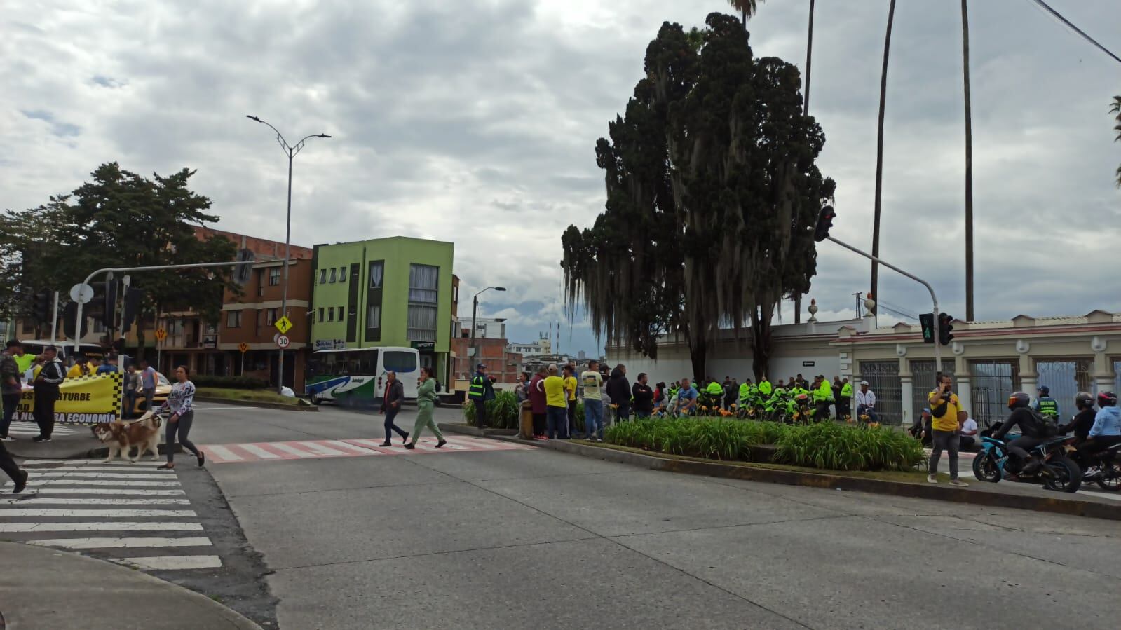 Las autoridades reportan que a dos busetas y un vehículo particular les desinflaron las llantas