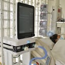 Mujer que no quería vacunarse por miedo a las vacunas permanece internada en una UCI en Bogotá.