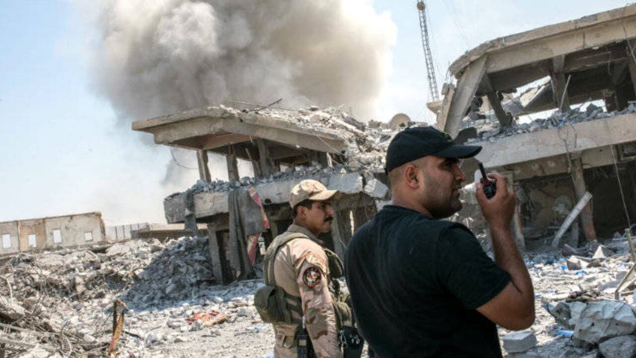 Oficiales del ejército iraquí luchan contra el Estado Islámico en Mosul. Foto: by Martyn Aim/Getty Images.