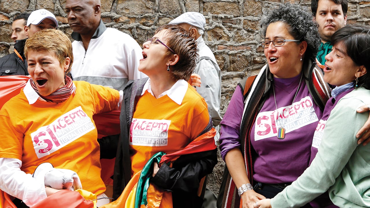 Adriana y Marcela, Claudia y Elizabeth, y Carlos y Gonzalo fueron las primeras parejas gais que solicitaron casarse. En la foto el día que fueron a llevar los papeles a los juzgados en medio de aplausos y rechiflas.