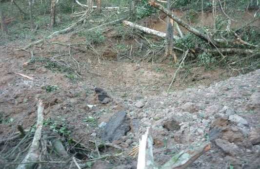 La montaña sepultó las improvisadas fosas que cavaban los guerrilleros para evitar los bombardeos.