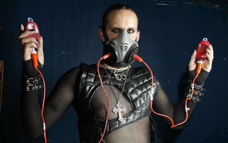 Un grupo de jóvenes se ve atraído por la que muchos llaman la tribu del futuro, la fantasía de las series animadas japonesas.