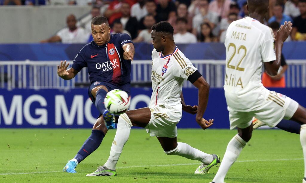 Lyon quedó en la zona baja de la Ligue 1, tras dura goleada recibida ante el PSG
