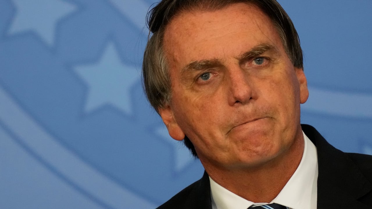 En la última encuesta del Instituto Datafolha, publicada el viernes, el mandatario se sitúa 11 puntos por detrás del expresidente de izquierda (34 % frente a 45 %), una brecha que se ha ido acortando paulatinamente desde los 21 puntos en mayo. (AP Photo/Eraldo Peres)