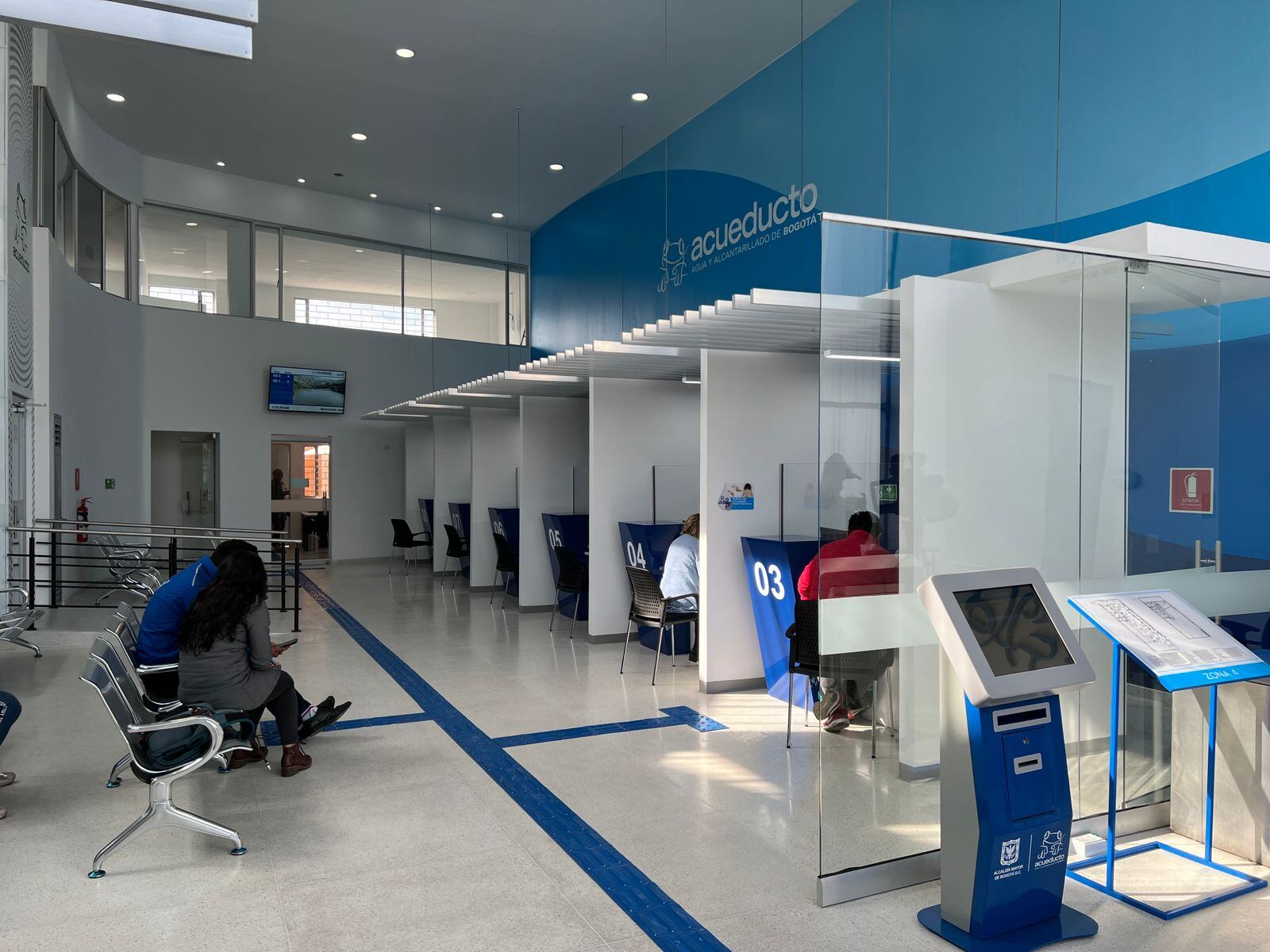 Acueducto de Bogotá acondicionó puntos presenciales con señalética podotáctil, y braille, rampas, barandas de apoyo y módulos con altura mínima para personas de talla baja.
