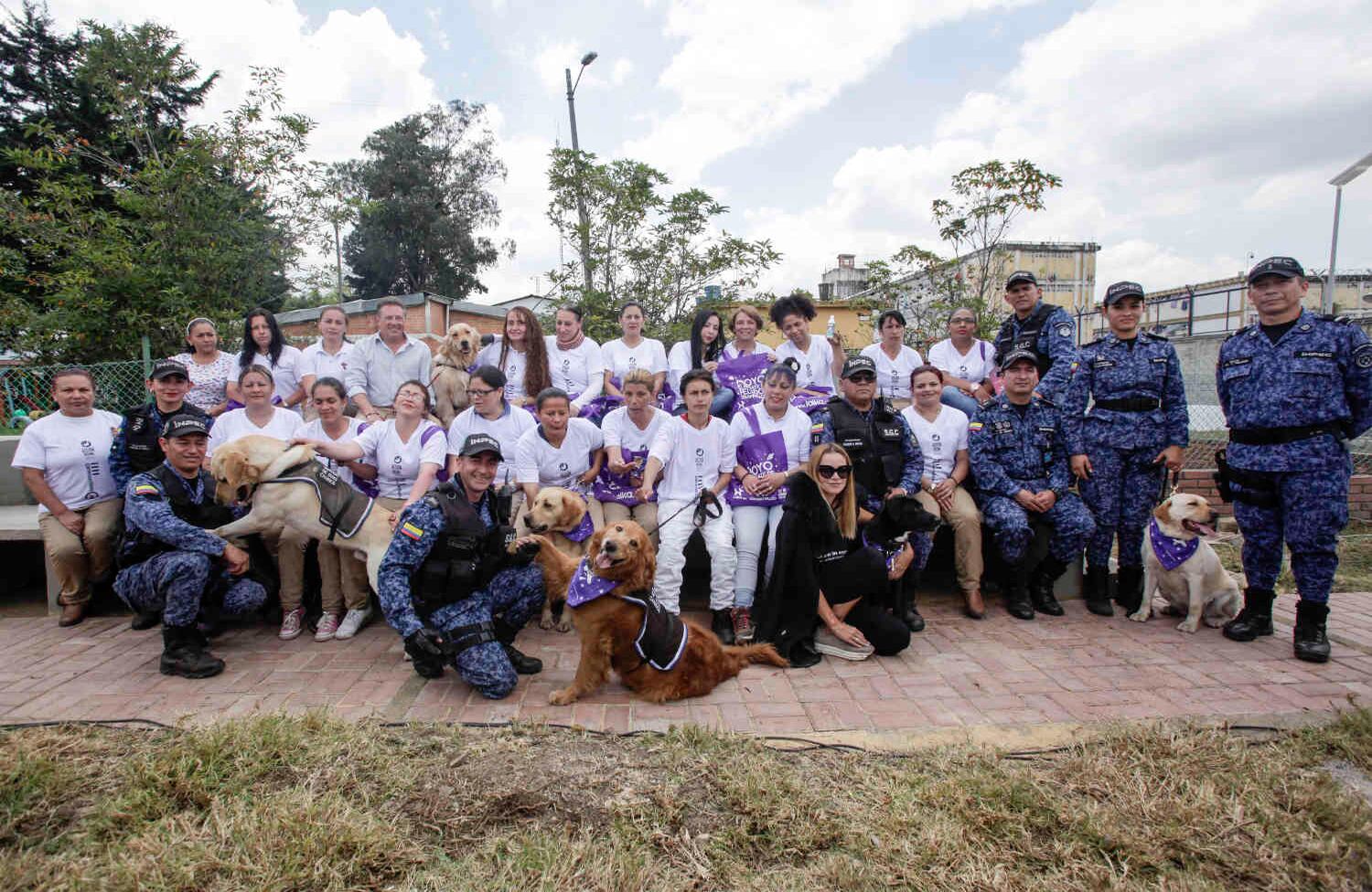 •	Mejora de la autoestima será uno de los beneficios que obtendrá la población carcelaria ya que los perros despiertan sentimientos como simpatía, tolerancia, confianza, compasión y paciencia en los reclusos. foto: Diana Rey Melo