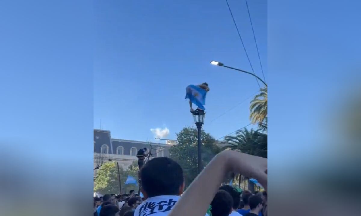 Las imágenes difundidas a través de las redes sociales generan polémica y opiniones divididas. No fue le única mujer en desnudarse en medio de la euforia.