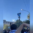 Las imágenes difundidas a través de las redes sociales generan polémica y opiniones divididas. No fue le única mujer en desnudarse en medio de la euforia.