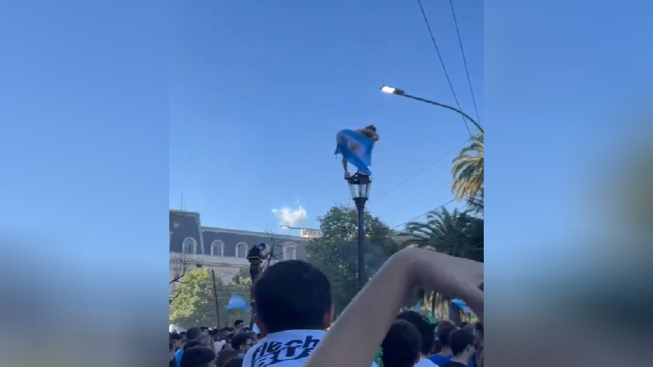 Las imágenes difundidas a través de las redes sociales generan polémica y opiniones divididas. No fue le única mujer en desnudarse en medio de la euforia.