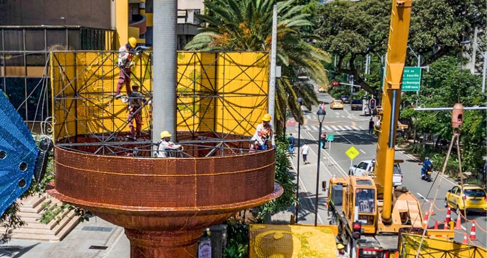 Instalación de alumbrado navideño en Medellín.