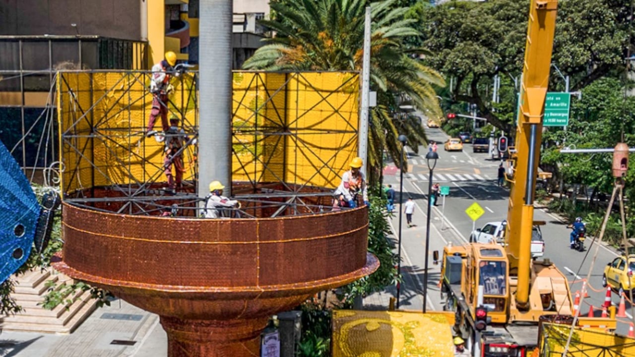Instalación de alumbrado navideño en Medellín.
