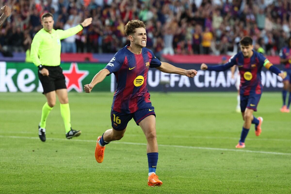 El centrocampista español #16 del Barcelona, Fermín López, celebra su primer gol.