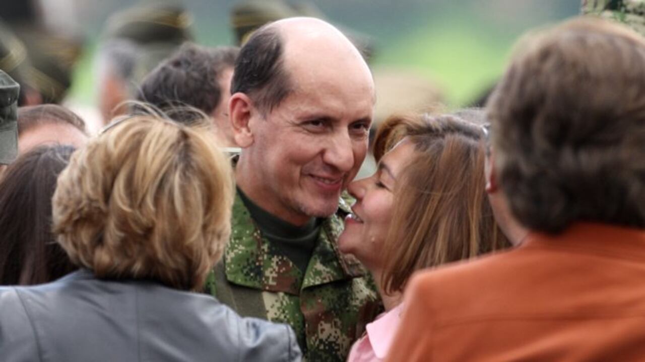 El general Luis Mendieta Ovalle se reencuentra después de doce años en cautiverio con su esposa, María Teresa Mendieta