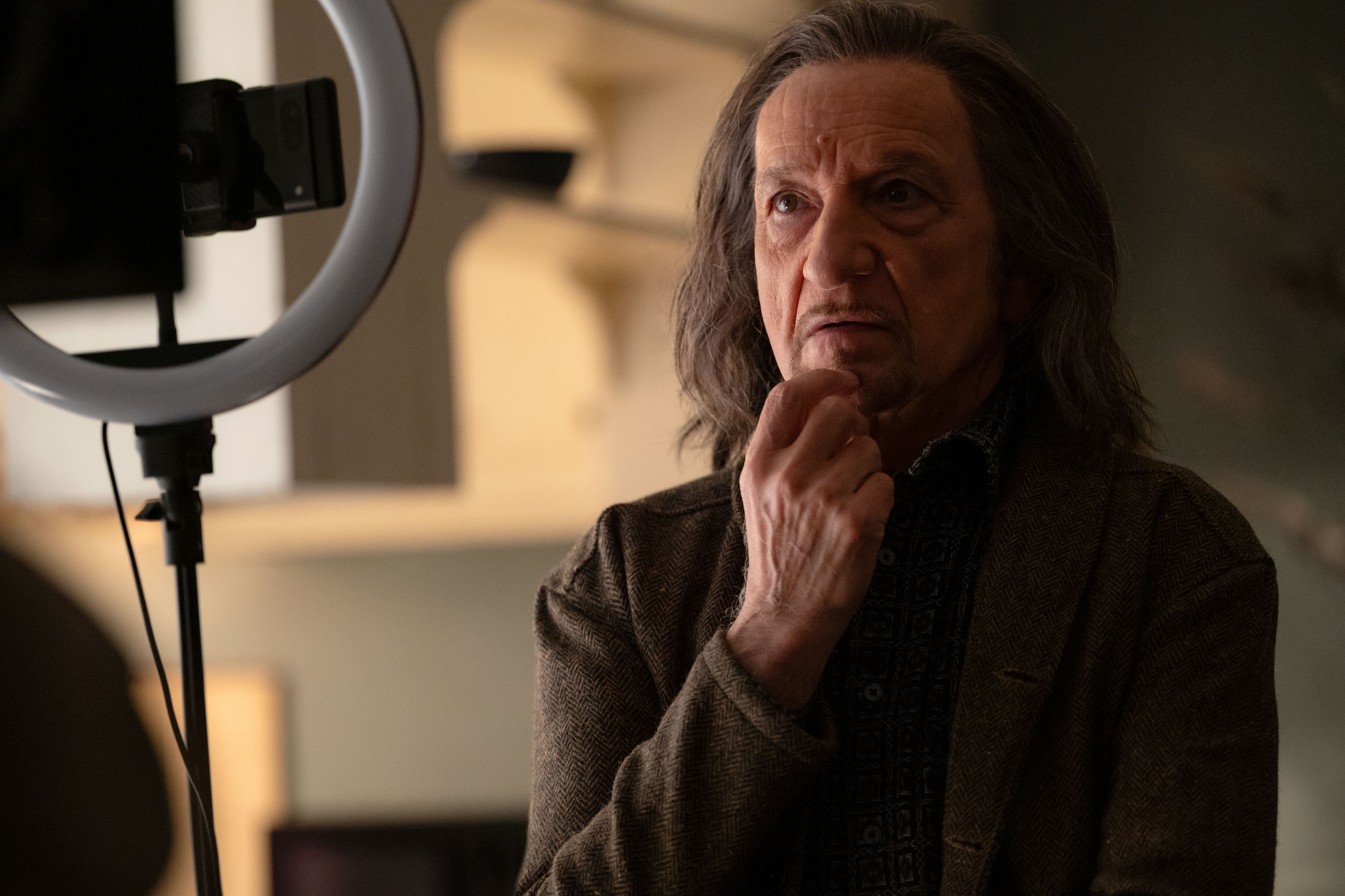 Ben Kingsley es Trevor Slattery en 'WONDER MAN'. Foto: Suzanne Tenner / Marvel Television