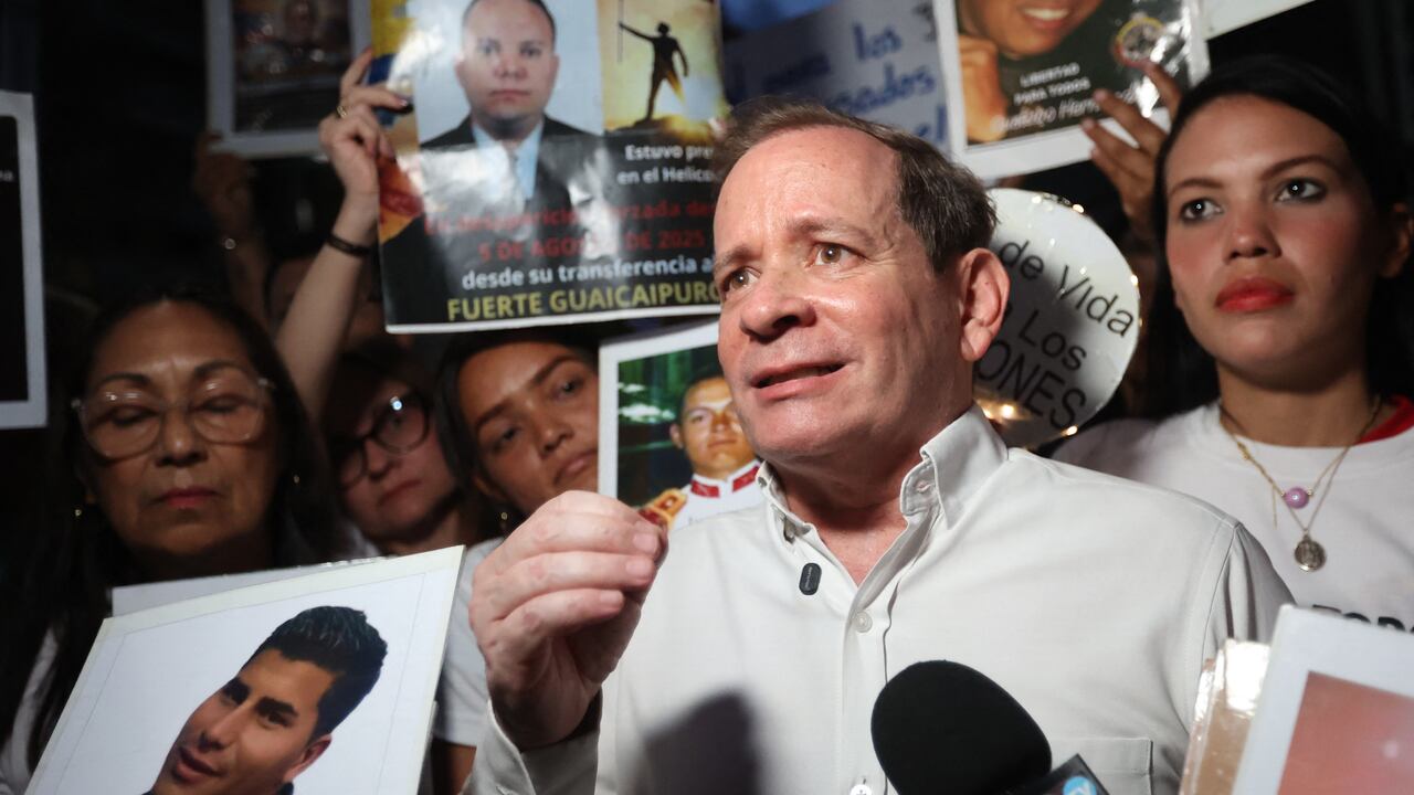 El líder político venezolano Juan Pablo Guanipa habla con los medios tras su liberación de la prisión del Helicoide en Caracas el 8 de febrero de 2026.