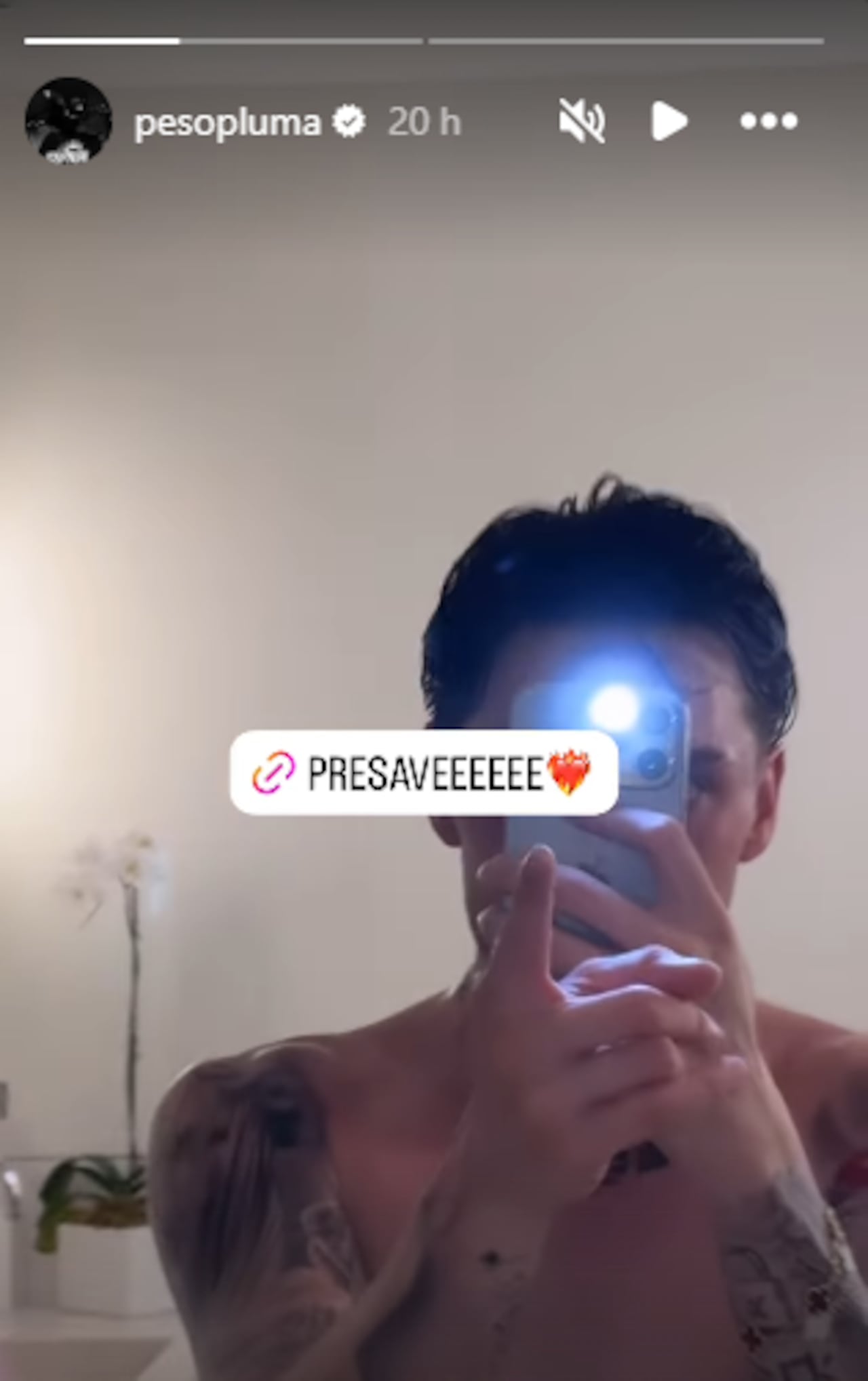Peso Pluma compartió un video en su cuenta de Instagram promocionando su nuevo álbum y mostró su nuevo look.
