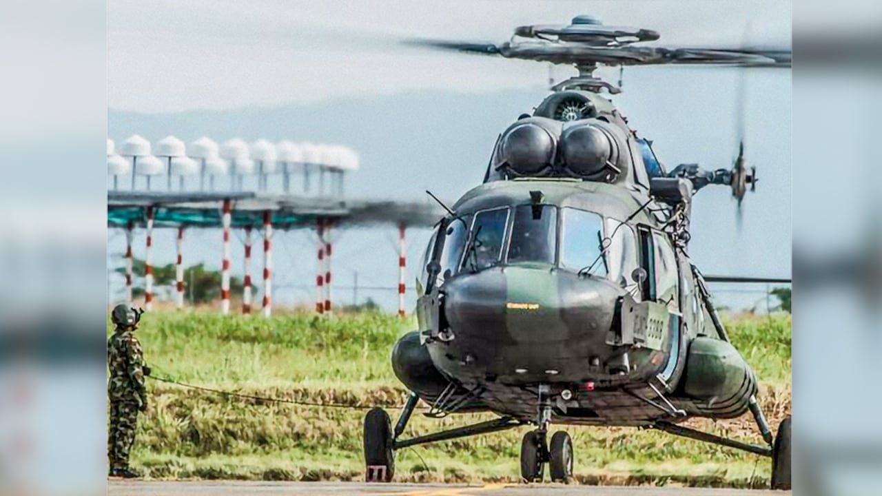 Los poderosos MI-17, que han sido fundamentales en la guerra interna para el transporte de tropa, se encuentran en su mayoría varados por falta de mantenimiento y repuestos. Así se ven las aeronaves fuera de servicio.