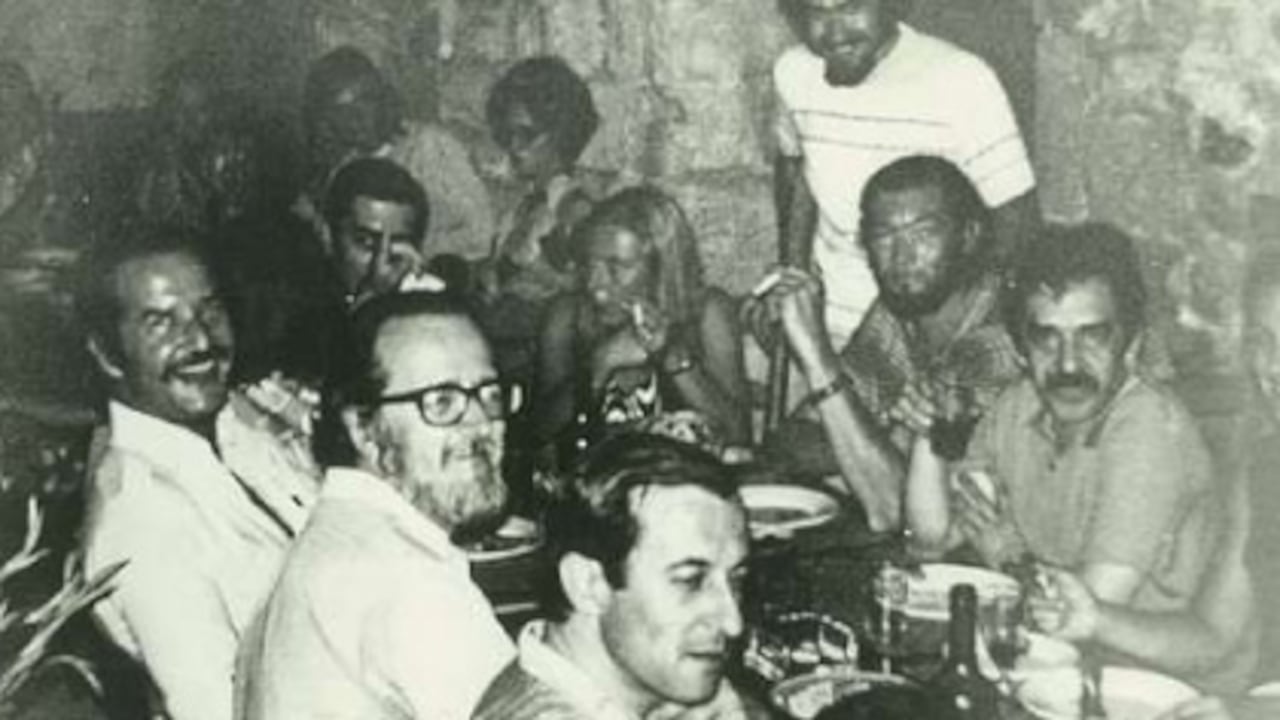 A los autores del Boom los unía una gran camaradería. Donoso, Fuentes, Vargas Llosa, Cortázar y García Márquez durante una noche de copas.