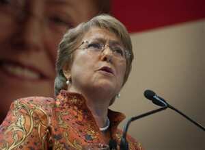 Evelyn Matthei y Michelle Bachelet se enfrentan en las urnas este domingo.