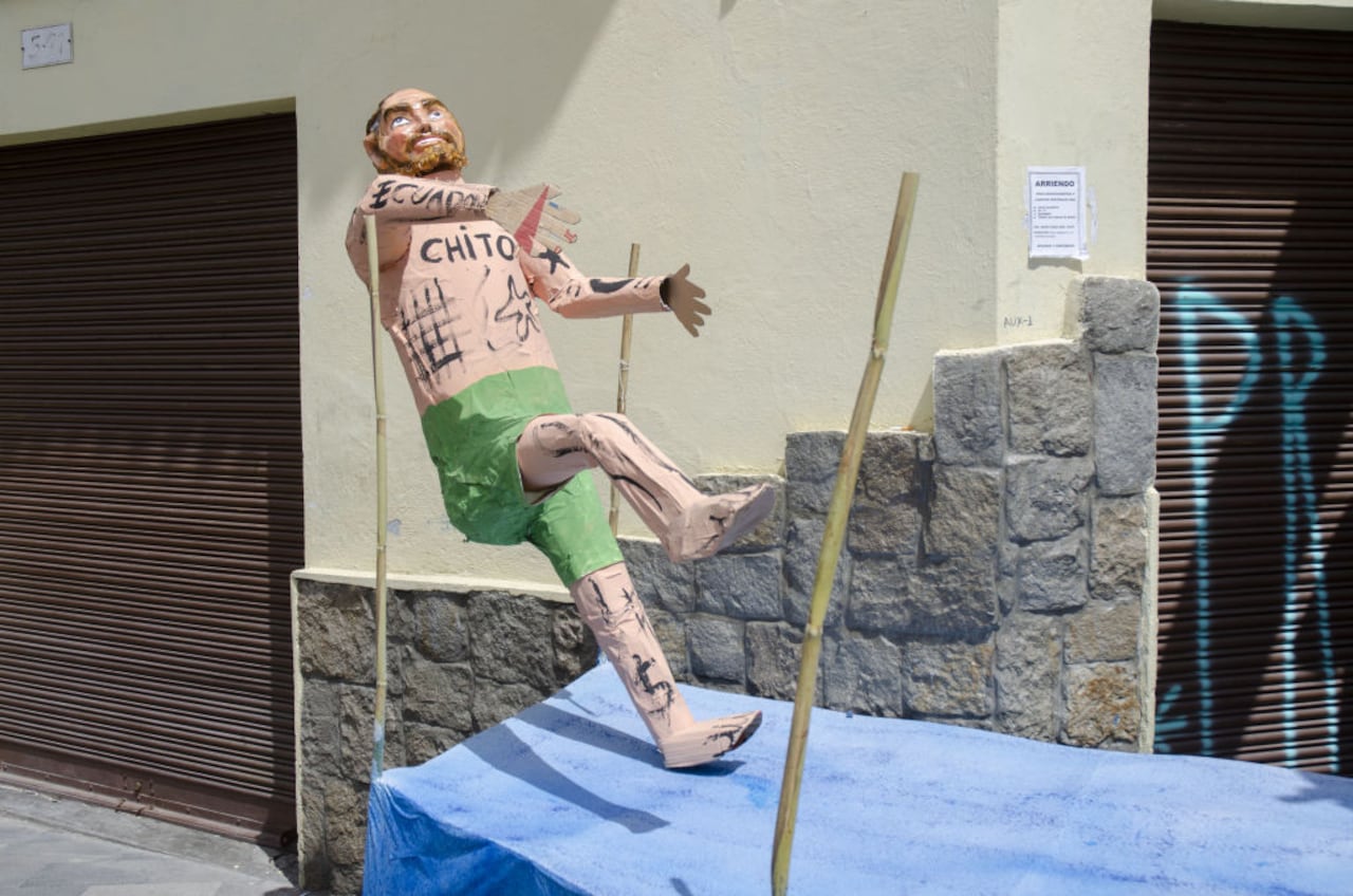 En la víspera del Año Nuevo varias personas le dan rienda suelta a su creatividad con llamativos muñecos de año viejo.