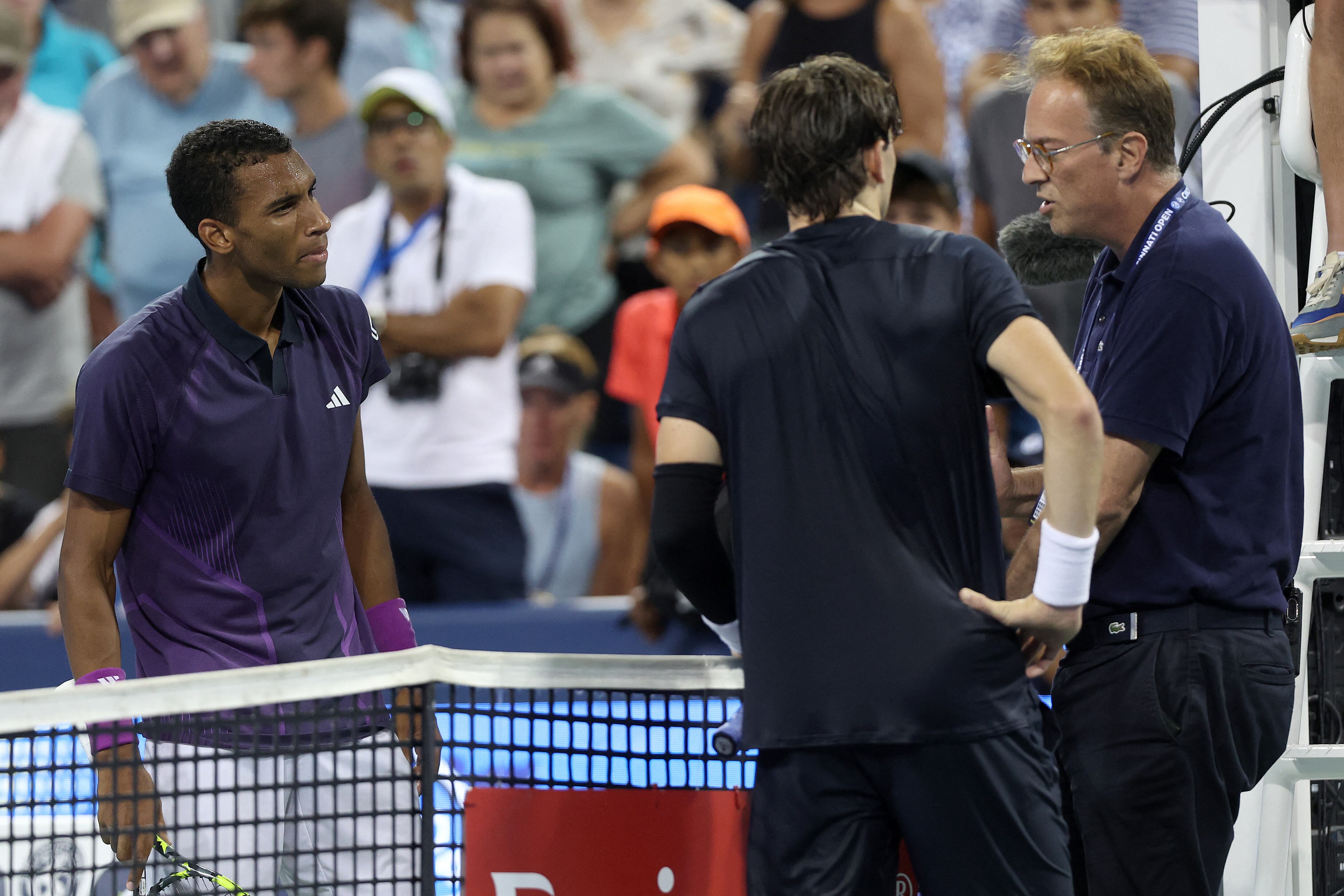 MASON, OHIO - AUGUST 16: ATP Supevisor Roland Herfel explains a controversial match-ending point to Felix Auger-Aliassime of Canada and Jack Draper of Great Britain during Day 6 of the Cincinnati Open at the Lindner Family Tennis Center on August 16, 2024 in Mason, Ohio.   Matthew Stockman/Getty Images/AFP (Photo by MATTHEW STOCKMAN / GETTY IMAGES NORTH AMERICA / Getty Images via AFP)