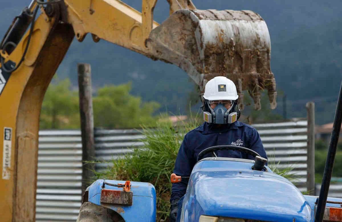 Las personas vinculadas con las obras deberán recibir una toma de temperatura y no podrá haber más de 10 personas en la zona de ejecución de la construcción.