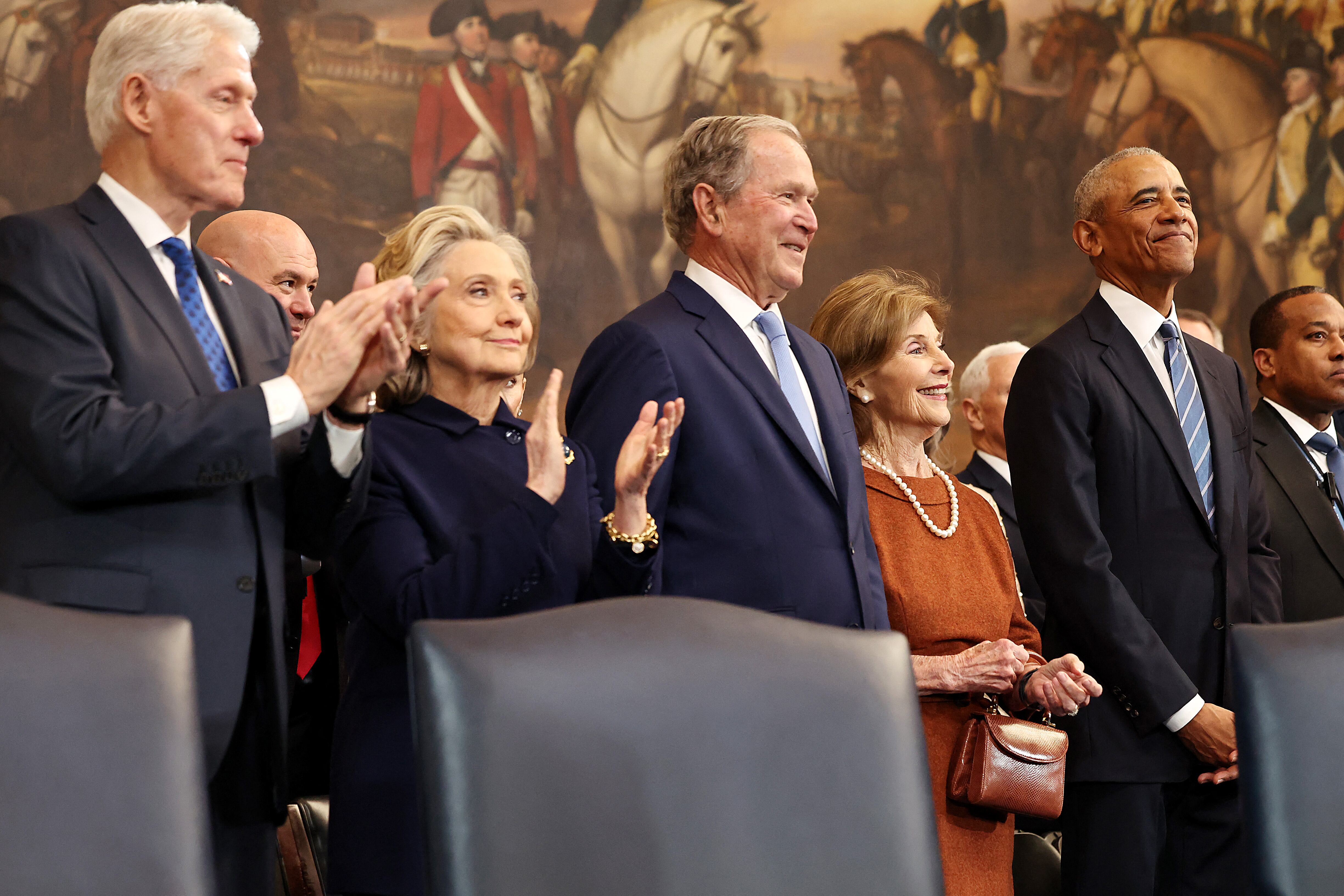 Llegan al Capitolio los Clinton, los Bush y Obama.