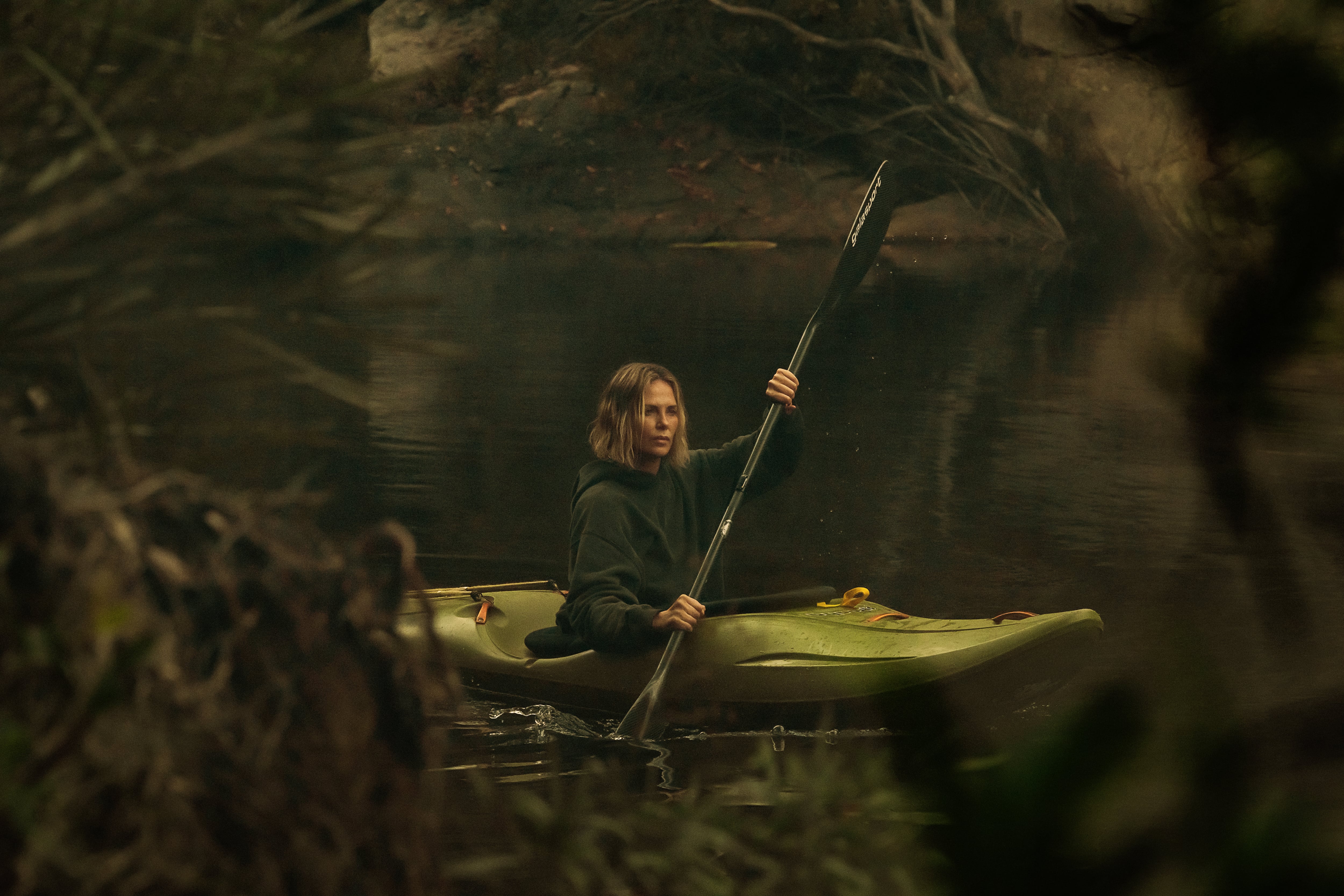 Charlize Theron interpretando a Sasha en la película Apex que se estrenará el 24 de abril.