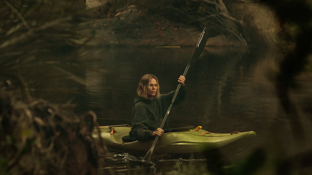 Charlize Theron interpretando a Sasha en la película Apex que se estrenará el 24 de abril.