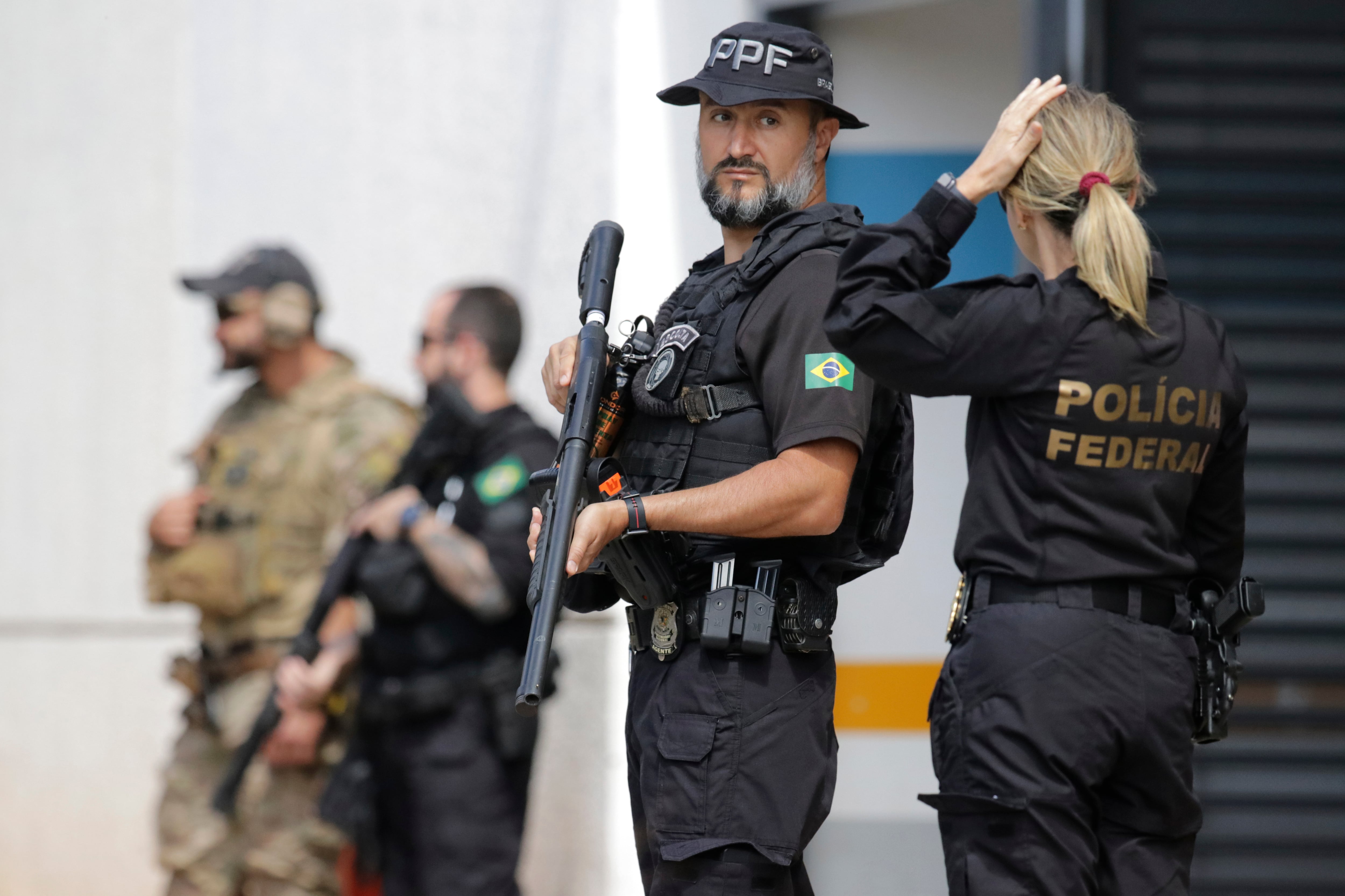 La Policía Federal hace guardia mientras el expresidente brasileño Jair Bolsonaro se va después de dar testimonio sobre los ataques del 8 de enero en Brasilia