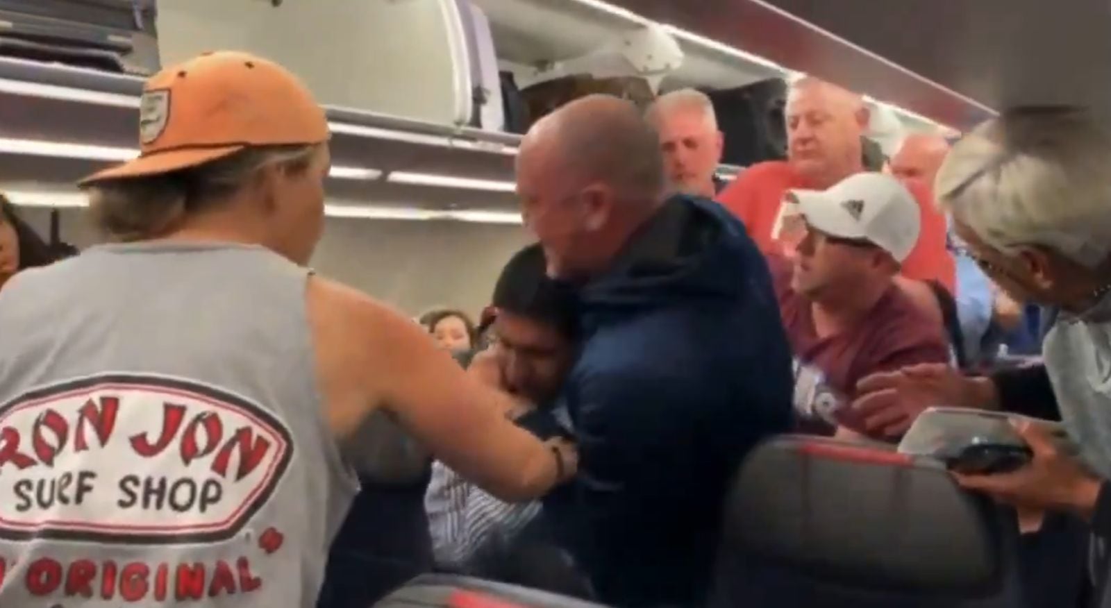 Un hombre decidió enfrentar Patel y someterlo en el piso